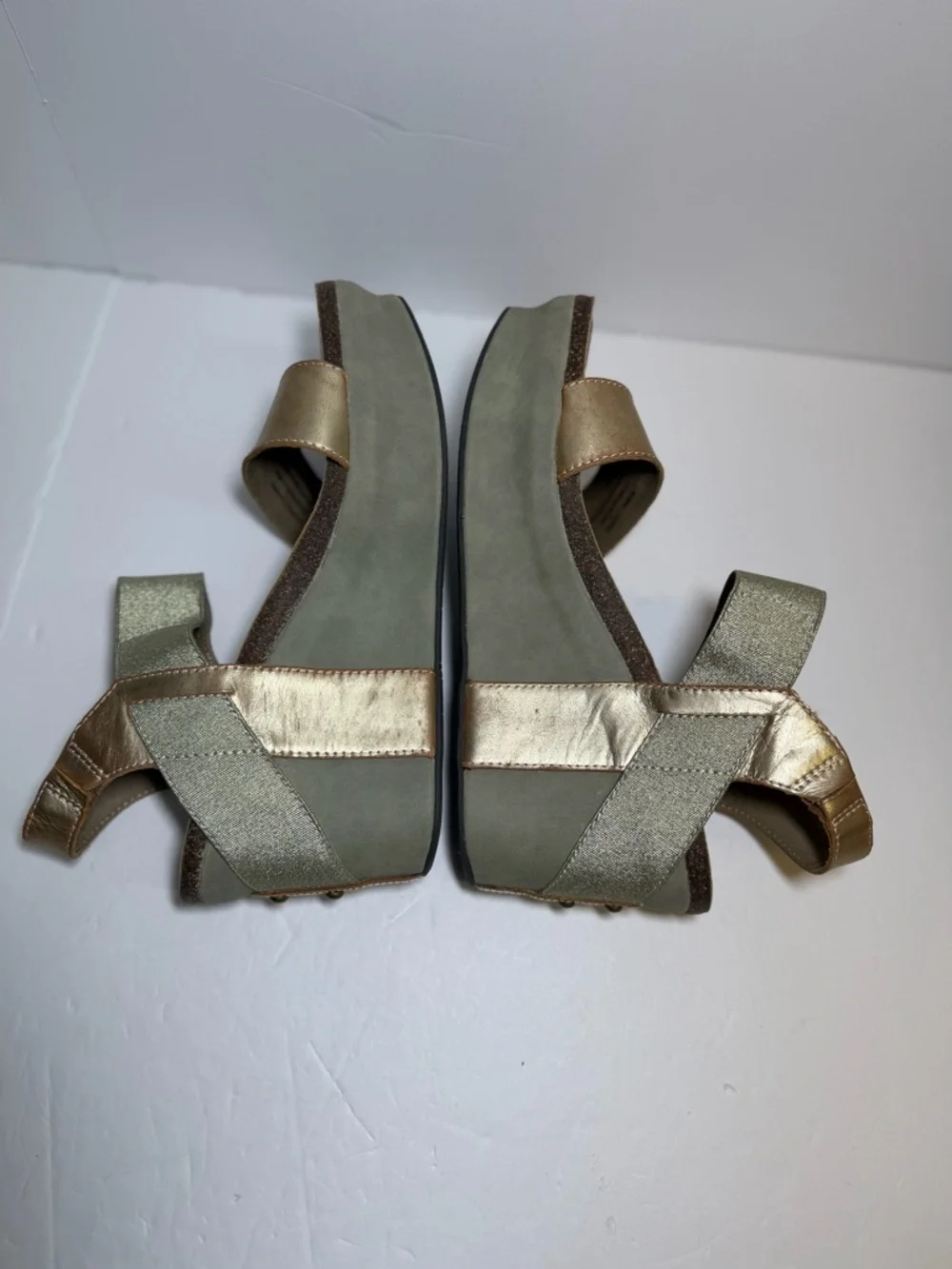 OTBT Bushnell Wedge sandal in a gold colorway Size‎ 9.5M